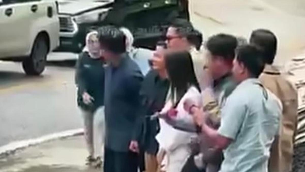 Viral rombongan Arteria Dahlan berhenti di tikungan maut Sitinjau Lauik untuk foto-foto. Polisi langsung angkat bicara soal kejadian ini. #SitinjauLauik #Viral