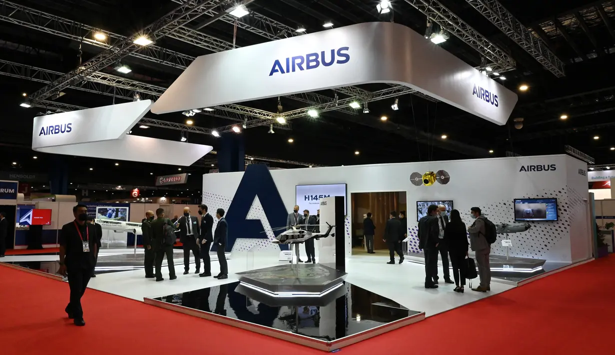 <p>Suasana stan Airbus pada Singapore Airshow 2022 di Singapura, Selasa (15/2/2022). Singapore Airshow 2022 dimulai pada hari ini hingga 18 Februari. (ROSLAN RAHMAN/AFP)</p>