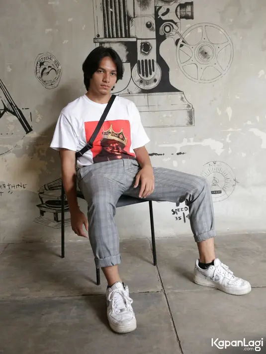 "Rasanya norak hehehe. Oh gini ya asik banget ternyata pemandangan bawah laut. Sempat foto underwater juga, lihat-lihat bintang laut, gurita. Seru, seru banget," jelas aktor berusi 19 tahun tersebut. (Agus Apriyanto/Kapanlagi.com)