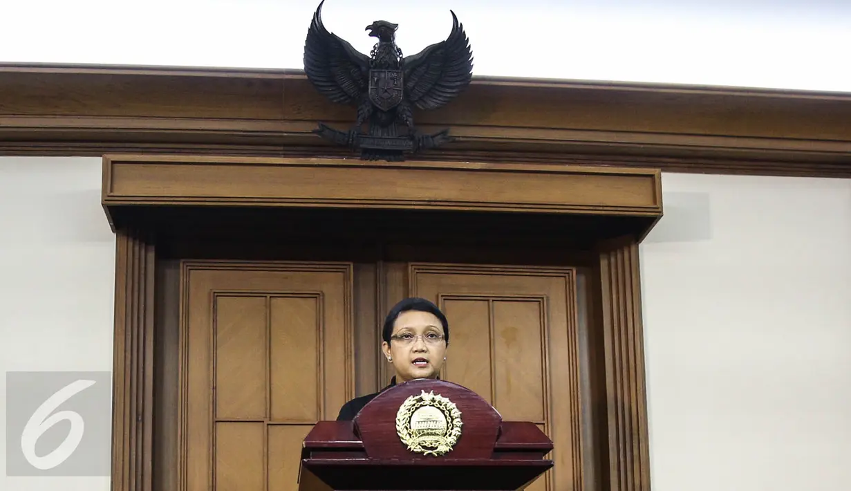 Menlu Retno Marsudi memberikan keterangan pers di Kantor Kemenlu, Jakarta, Selasa (5/4). Menlu Retno menegaskan bahwa Indonesia dan Filipina sepakat keselamatan 10 WNI yang disandera kelompok Abu Sayyaf menjadi faktor utama. (Liputan6.com/Faizal Fanani)