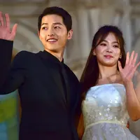 Song Jong Ki dan Song Hye Kyo bertemu pertama kali di drama yang mereka bintangi yang berjudul Descendants of the Sun. Song-song Couple ini kabarnya akan segera melanjutkan hubungannya ke pernikahan. (AFP/JUNG YEON-JE)