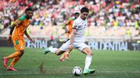 Sejak awal pertandingan, kedua tim sama-sama bermain menekan dan menebar ancaman. Sempat dikejutkan dengan tendangan Franck Kessie dari luar kotak penalti di menit ketiga, Mesir membalas serangan lewat tembakan Omar Marmoush (kanan) yang membentur tiang gawang. (AFP/Charly Triballeau)