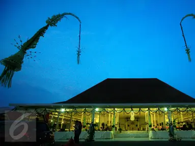 Kelap kelip cahaya lampu menghiasi Puro Pakualaman menjelang penobatan Paku Alam X di Yogyakarta, Rabu (6/1). KGPH Prabu Suryodilogo akan di nobatkan pada esok hari  dengan gelar KGPAA Paku Alam. (Boy Harjanto)