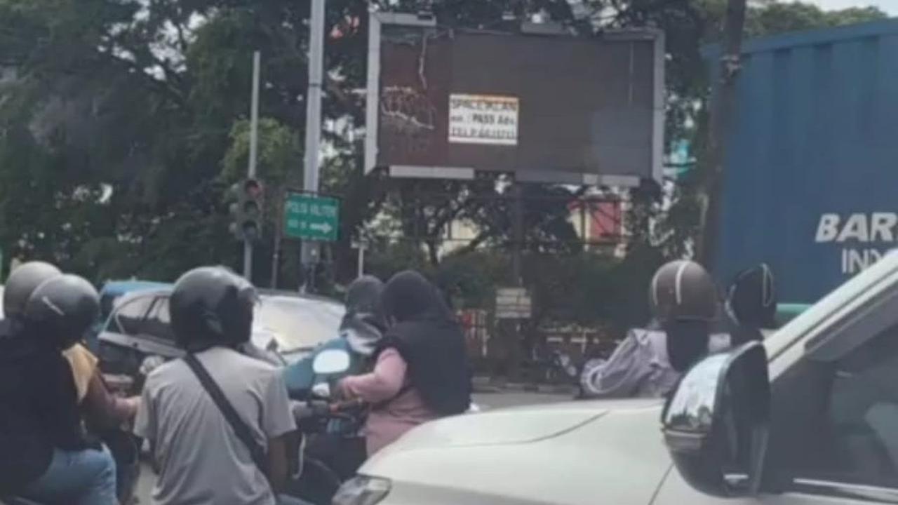 "Cek aja lokasi Jl. Raya Bogor lampu merah Graha. Tadi cek sdh hilang hehehe. Pemilihan tempat dan pemasang dari agency," kata Mardani.&nbsp;