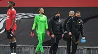 Pau Lopez meninggalkan lapangan pada leg 1 semifinal Liga Europa. AS Roma dipermalukan Manchester United dengan skor 2-6. (Paul ELLIS / AFP)