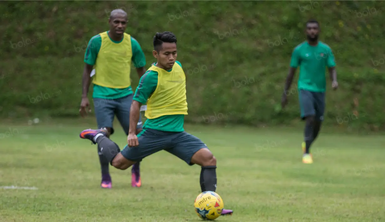 Gelandang Timnas Indonesia, Andik Vermansah, menendang bola saat latihan jalang laga Piala AFF 2016 di Lapangan SPH Sentul, Jawa Barat, Kamis (1/12/2016). Timnas Indonesia akan melawan Vietnam pada Sabtu (3/12) esok. (Bola.com/Vitalis Yogi Trisna)