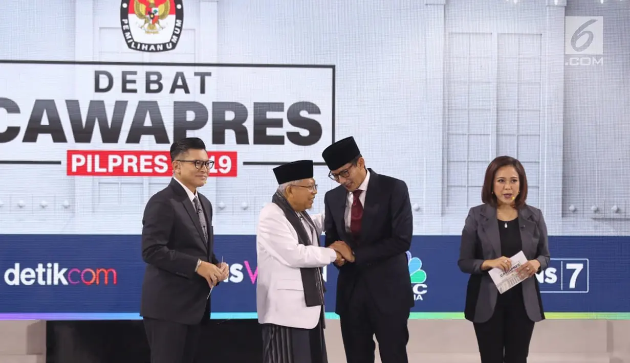 Cawapres nomor urut 01 Ma'ruf Amin dan Cawapres nomor urut 02 Sandiaga Uno berbincang usai debat cawapres 2019 di Hotel Sultan, Jakarta, Minggu (17/3). Debat bertemakan pendidikan, kesehatan, ketenagakerjaan, sosial dan budaya. (Liputan6.com/Johan Tallo)