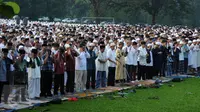 Ribuan umat muslim melaksanakan Salat Idul Fitri 1437 H di Kebun Raya Bogor, Rabu (6/7). Tahun ini merupakan yang kedua kali Pemkot Bogor menyelenggarakan Salat Id yang dipusatkan di Kebun Raya. (Liputan6.com/Helmi Fithriansyah)