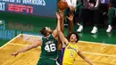 Pemain Boston Celtics, Aron Baynes #46 berebut bola dengan pemain pemain Lakers, Lonzo Ball #2 pada laga NBA basketball game di TD Garden, Boston, (8/11/2017). Celtics menang 107-96.   (Tim Bradbury/Getty Images/AFP)