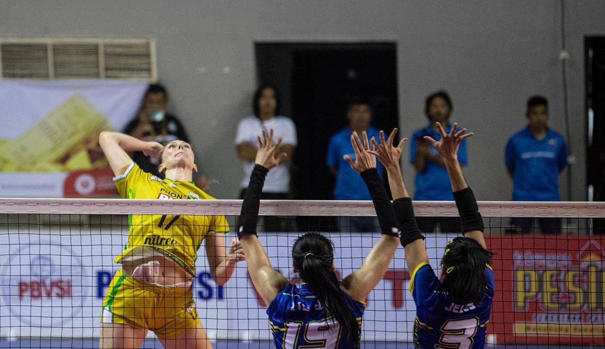 Pemain Gresik Petrokimia Pupuk Indonesia, Polina Rahimova (kiri) melepaskan spike yang berusaha diblok dua pemain Jakarta Livin' Mandiri, Liu Yan Han (tengah) dan Angeli Faulina pada laga seri ketiga putaran pertama PLN Mobile Proliga 2024 di GOR PSCC, Palembang, Sumatera Selatan, Jumat (10/5/2024). Gresik Petrokimia Pupuk Indonesia menang 3-0 (34-32, 25-19, 25-22). (Dok. PBVSI)