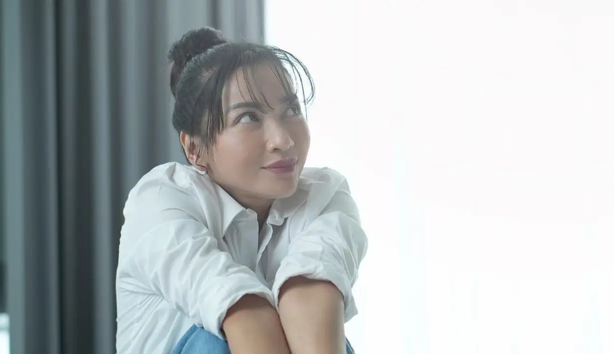 Gaya rambut berponi ala Hesti yang vibesnya memang seperti Jisoo BLACKPINK. Ia menata rambutnya high bun dengan menyisakan poni yang jarang, Hesti menyempurnakannya dengan kemeja putih lengan panjang yang digulung dan celana jeans. [Foto: Instagram/hestipurwadinata]