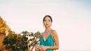Atau ketika ia memilih mengenakan flowy dress yang juga berwarna biru turquoise ini. Putri Marino tampil sederhana, namun menawan dalam balutan strappy dress dengan detail high slit, yang membalut tubuhnya dengan sempurna. [Foto: Instagram/putrimarino]