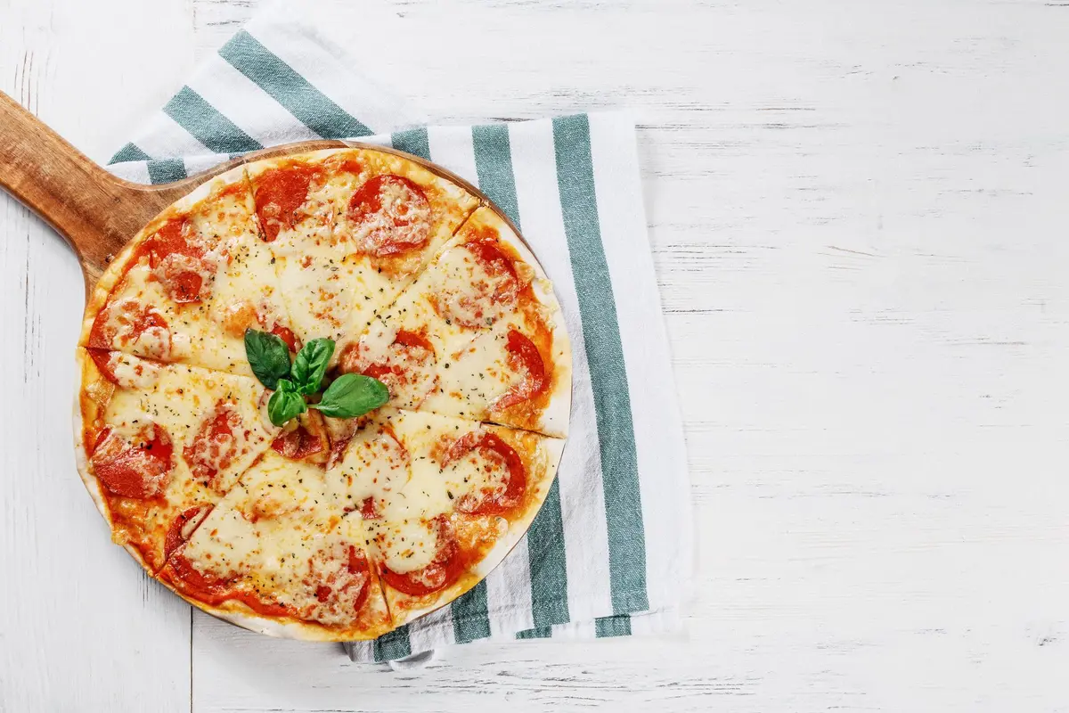 pizza homemade sosis