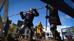 Peserta bertarung di dalam arena kategori polearm saat mengikuti kompetisi International Medieval Combat Federation World Championships (IMCF) di Scone Palace, Perthshire, Skotlandia (10/5). (AFP/Andy Buchanan)