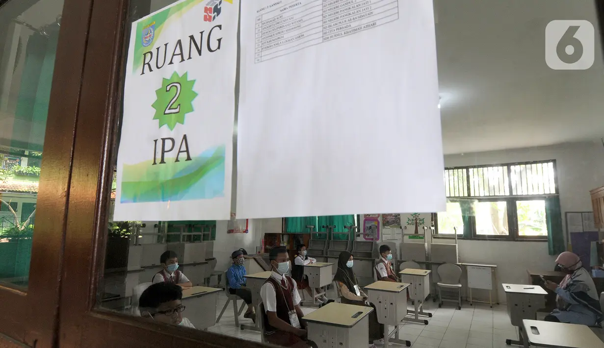 Suasana kegiatan Kompetisi Sains Nasional (KSN) seleksi Tingkat SD/ MI Kecamatan Cinere  mata pelajaran IPA di Sekolah Dasar Islam Terpadu Miftahul Ulum (SDIT MU), Depok, jawa Barat, Sabtu (6/3/2021). (merdeka.com/Arie Basuki)