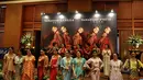 Sepuluh finalis Putri Indonesia 2015 memakai pakaian rancangan Yani Soemali dan perhiasan Manjusha saat fashion show Simphony Indonesia di Jakarta, Rabu (13/5). (Liputan6.com/Johan Tallo)