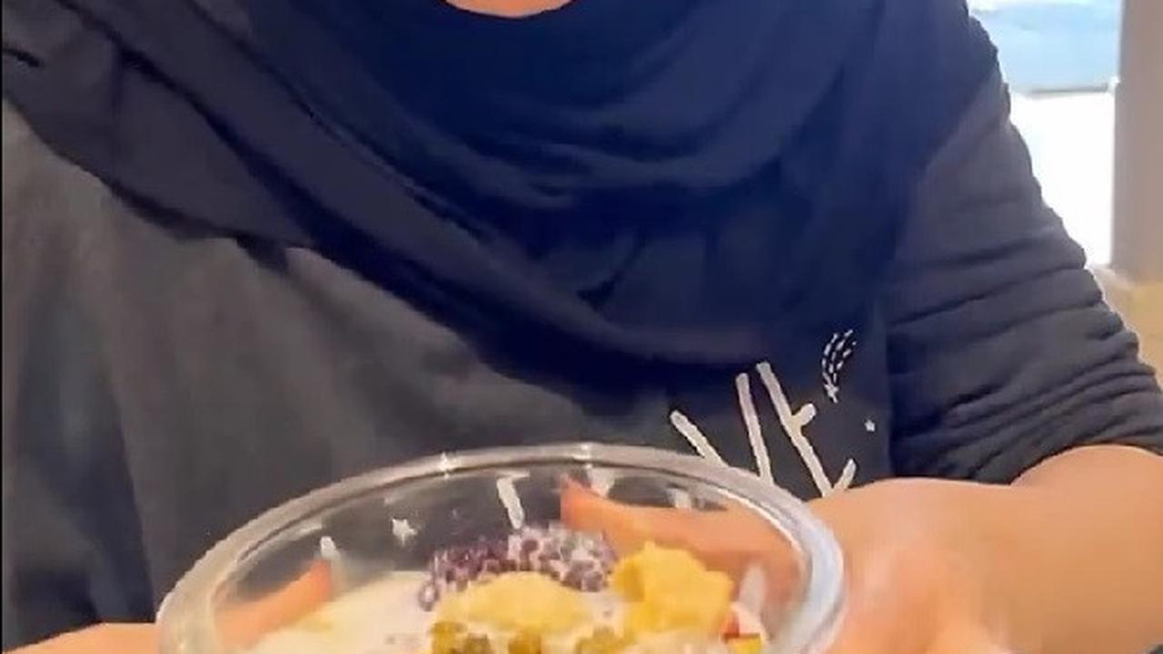 Momen Rieta Amilia Bikin Bubur Kampiun untuk Buka Puasa, Penampilannya Menggugah Selera dan Bikin Netizen Ngiler