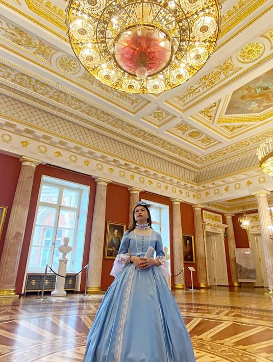 Sukses dengan video klip terbarunya yang mengambil lokasi syuting di Red Square, Rusia. Hingga saat ini video klipnya tersebut sudah disaksikan lebih dari dua juta penonton. Apalagi ia pun menggunakan model pria dari Rusia yang dalam klipnya tersebut berdialog dengan bahasa Rusia. (Liputan6.com/IG/@lida_rara06)