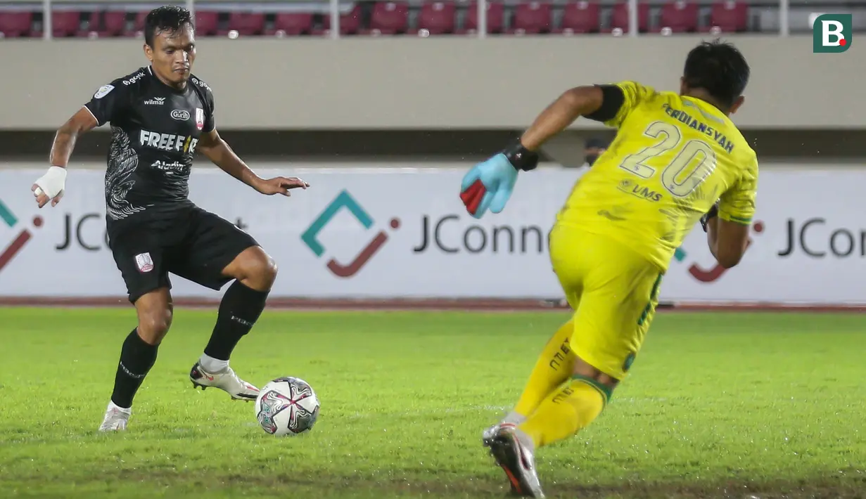 Persis Solo kembali tancap gas. Di menit 24 Ferdinand Sinaga sukses membobol gawang Ferdiansyah setelah menyambar umpan silang dari Miftahul Hamdi. (Bola.com/Bagaskara Lazuardi)