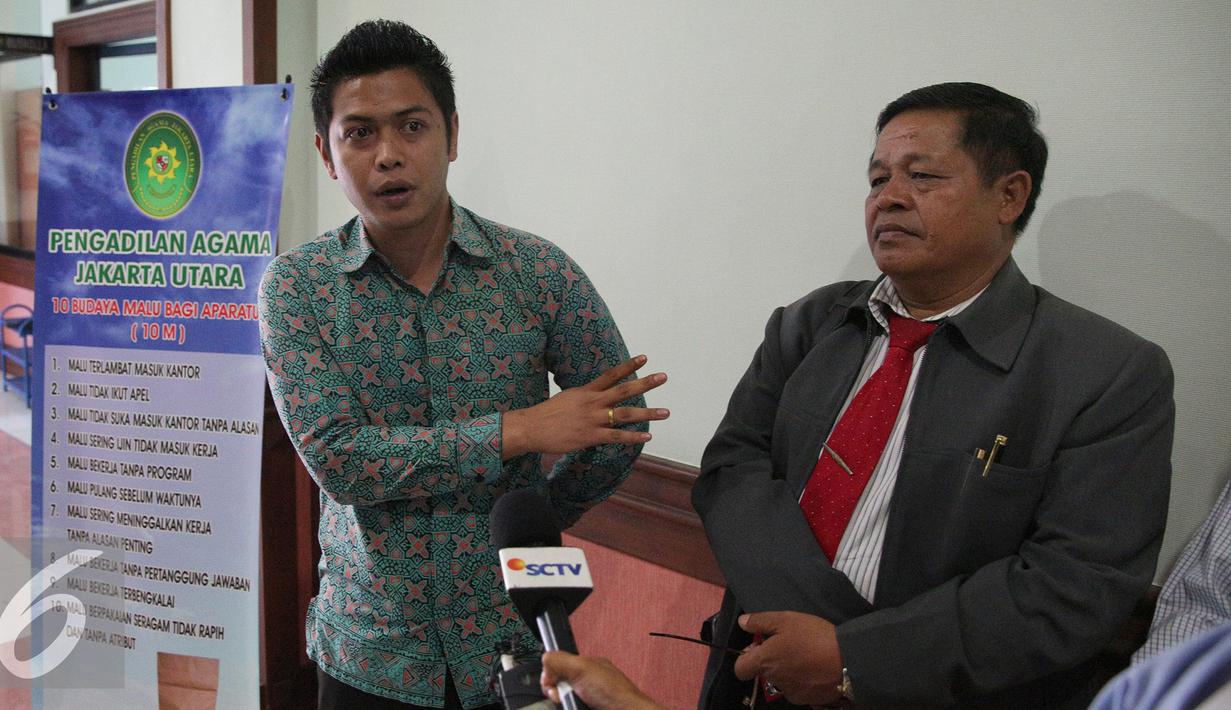 Junder Tambunan SH dan Muallim Tappa SH memberikan keterangan kepada awak media terkait sidang perceraian tambunan dan istrinya di Pengadilan Agama Jakarta Utara, Rabu (30/9/2015). (Liputan6.com/Faizal Fanani)