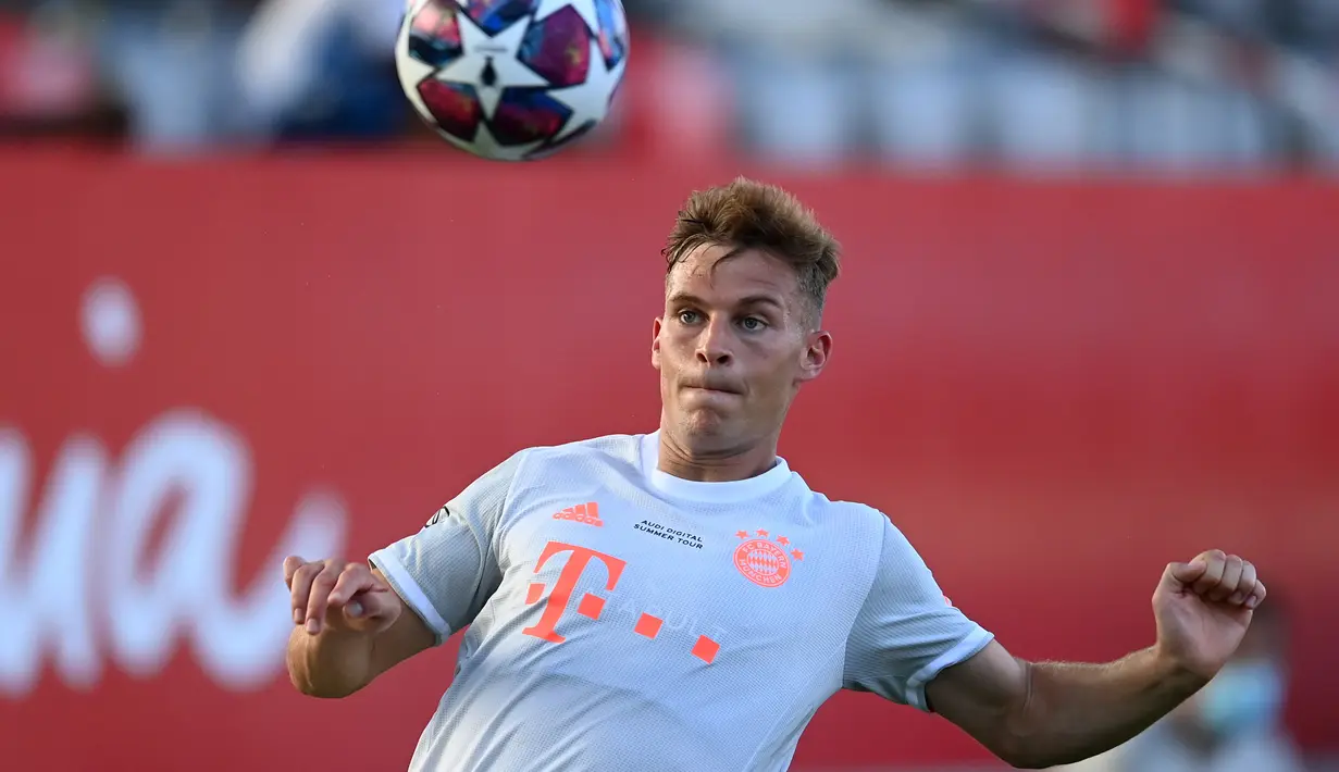 Gelandang Bayern Munchen, Joshua Kimmich, berusaha mengontrol bola saat menghadapi Marseille pada laga persahabatan di Allianz Arena, Sabtu (1/8/2020) dini hari WIB. Bayern Munchen menang 1-0 atas Marseille. (AFP/Christof Stache/various sources)