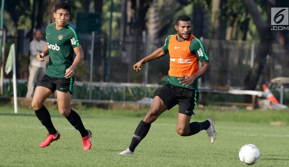 Pemain Timnas Indonesia U-22, Marinus Wanewar, menggiring bola saat latihan di Lapangan ABC, Senayan, Jakarta, Jumat (11/1). Latihan sekaligus seleksi pemain ini untuk persiapan turnamen Piala AFF U-22. (Bola.com/M Iqbal Ichsan)