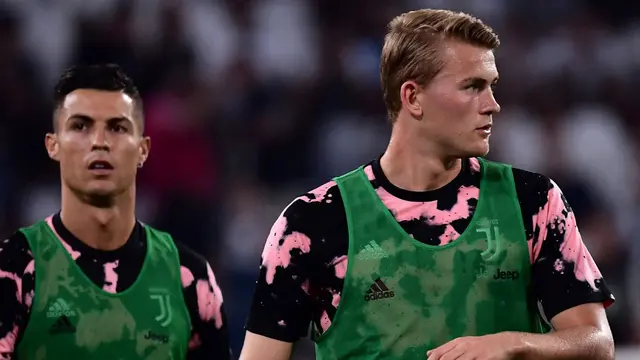 Cristiano Ronaldo dan Matthijs de Ligt (Juventus)