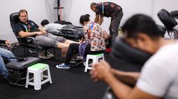 Suasana ruang pijat untuk jurnalis saat Piala Dunia FIBA 2023 di Indonesia Arena, Senayan, Jakarta, Jumat (01/09/2023). (Bola.com/Bagaskara Lazuardi)