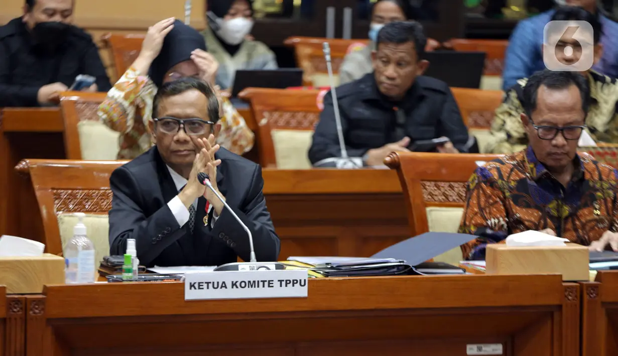 <p>Mahfud hadir dalam rapat ini bersama dengan sekretaris komite yang juga Kepala Pusat Pelaporan dan Analisis Transaksi Keuangan (PPATK) Ivan Yustiavanda. (Liputan6.com/Faizal Fanani)</p>