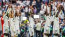 Para pemain Real Madrid merayakan kemenangan atas FC Barcelona dalam pertandingan sepak bola La Liga di Madrid, Spanyol, Minggu (16/10/2022). Pertandingan El Clasico Liga Spanyol berakhir dengan kemenangan Real Madrid 3-1 atas Barcelona. (AP Photo/Bernat Armangue)