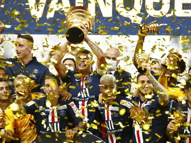 Pemain PSG merayakan trofi juara Piala Liga Prancis usai mengalahkan Olympique Lyon di Stade de France, Sabtu (1/8/2020) dini hari WIB. PSG menang 6-5 atas Lyon lewat adu penalti. (AFP/Geoffroy Van Der Hasselt)