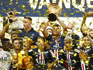 Pemain PSG merayakan trofi juara Piala Liga Prancis usai mengalahkan Olympique Lyon di Stade de France, Sabtu (1/8/2020) dini hari WIB. PSG menang 6-5 atas Lyon lewat adu penalti. (AFP/Geoffroy Van Der Hasselt)
