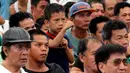 Seorang bocah Filipina menirukan gerakan Manny Pacquiao sambil menonton siaran langsung pertandingan bersama para orang tua di Manila (13/4/2014). (REUTERS/Romeo Ranoco)