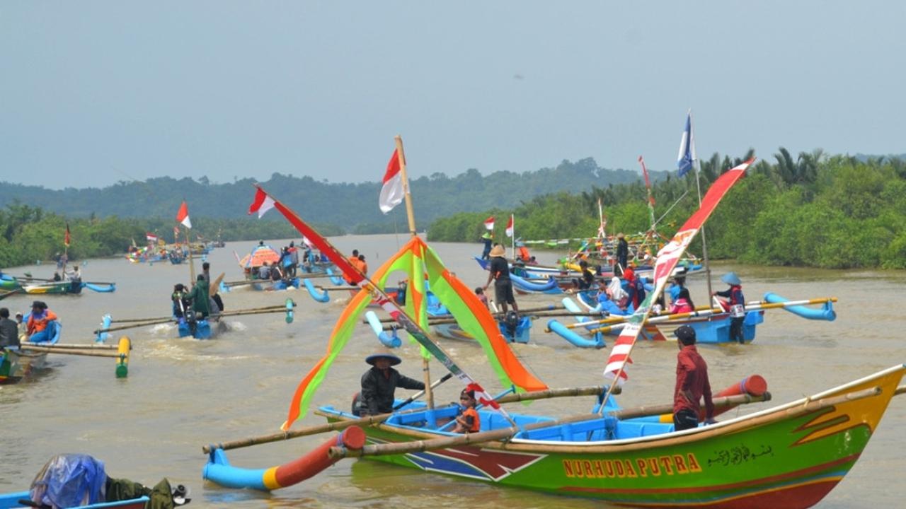 Larung sesaji dalam Sedekah Laut di Desa Ujung Alang, Kampung Laut, Cilacap. (Foto: Liputan6.com/Muhamad Ridlo)