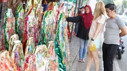 Pembeli memilih parsel yang dijual di kawasan Cikini, Jakarta, Selasa (28/5/2019). Menjelang hari raya Idul Fitri 1440 H, penjualan parsel di kawasan tersebut mulai meningkat, meskipun diakui para pedagang jumlah pejualan tidak sebanyak tahun lalu. (Liputan6.com/Immanuel Antonius)