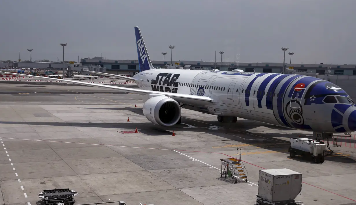 Badan luar pesawat juga dihiasi dengan tema Star Wars di Bandara Changi, Singapura, Kamis (12/11/2015).  Tur Star wars kali ini bertema All Nippon Airways ANA R2D2. (REUTERS/Edgar Su)