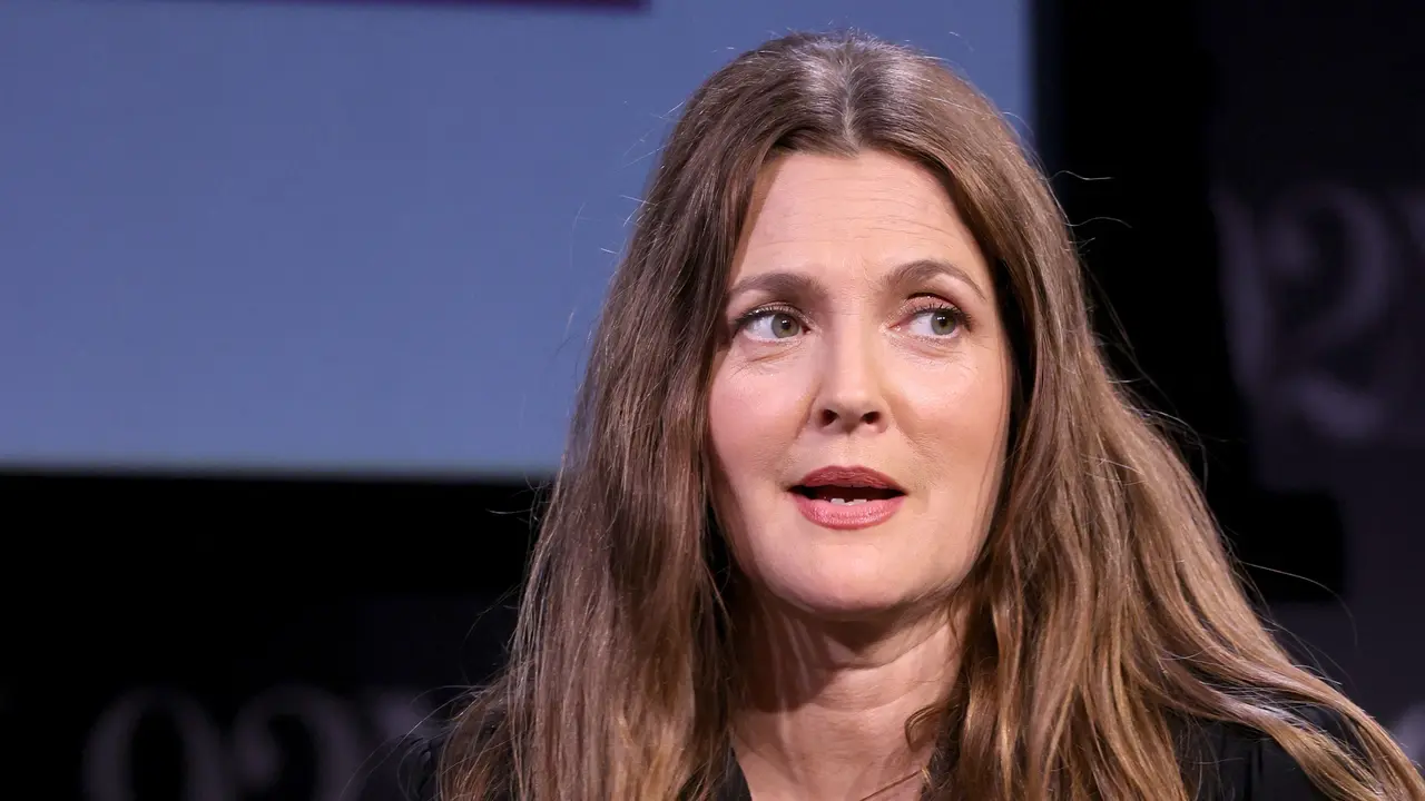 Drew Barrymore Mengaku Bosan Pakai Bra, Apa Alasannya?