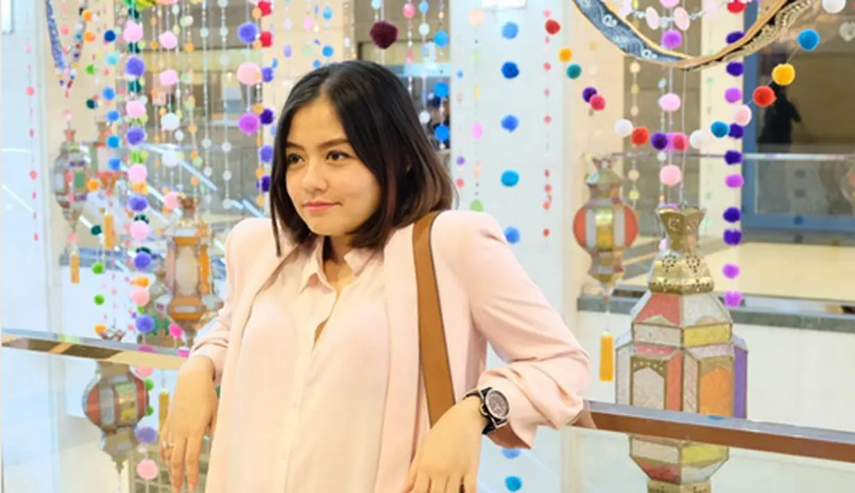 Penyanyi yang lahir dari ajang pencarian bakat itu berharap bisa istiqomah dengan penampilan barunya, berhijab. Ia juga meminta doa dari para pengikutnya di Instagram. (Instagram/tika_ramlan)