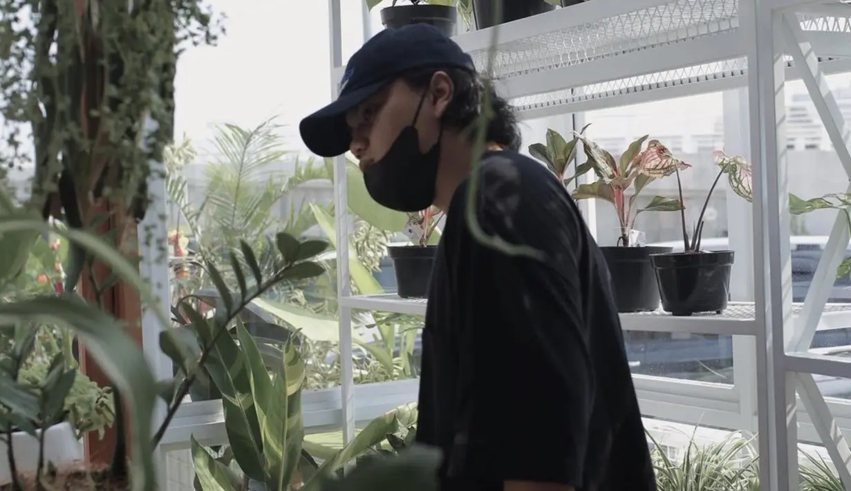 Tak melulu untuk menghalau panas, namun pria asal Surabaya ini juga kerap mengenakan topi sebagai penunjang penampilan agar nampak makin stylish. Gayanya yang simple ini pun selalu sukses curi perhatian. (Liputan6.com/IG/ganggaksm)