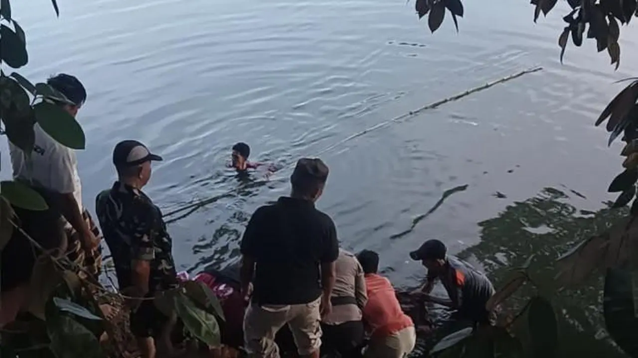 Penemuan mayat seorang perempuan yang mengapung di sungai, Senin (13/10/2025), sekitar pukul 05.30 WITA (Istimewa)