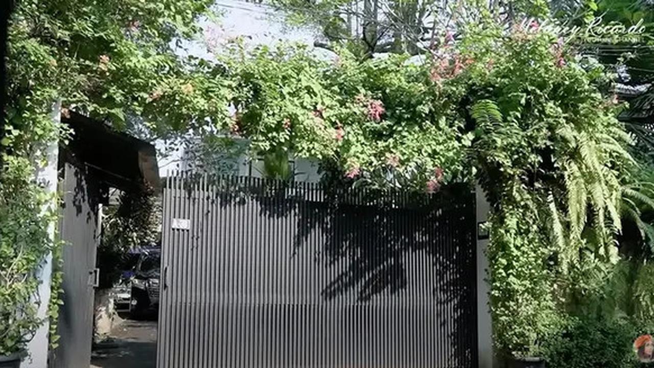 9 Potret Teras dan Taman di Rumah Yuni Shara, Nuansa Tropis yang Asri dan Estetik