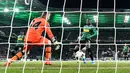Pemain Borussia Moenchengladbach Marcus Thuram (kanan) mencetak gol ke gawang Istanbul Basaksehir pada laga Grup J Liga Europa di Moenchengladbach, Jerman, Kamis (12/12/2019). Moenchengladbach gagal ke fase gugur setelah kalah 1-2 dari Basaksehir. (AP Photo/Martin Meissner)