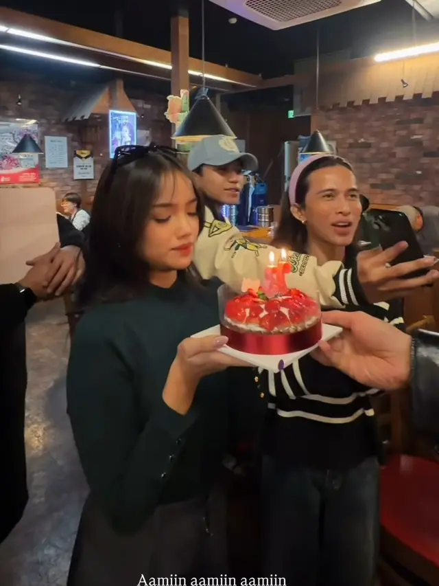 uji An saat Rayakan Ulang Tahun ke-23 dapat kue ulang tahun. [@fuji_an]