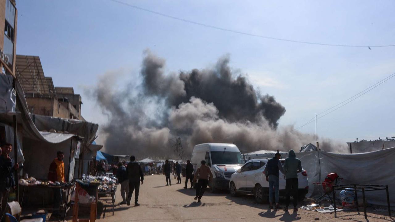 Penampakan Kawah Menganga di Tengah Permukiman Warga Jalur Gaza Imbas Serangan Israel