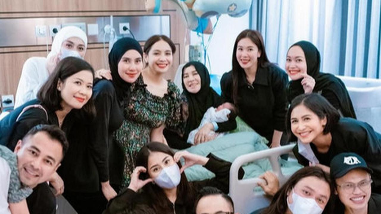 Potret Nagita Slavina Diduga Hamil Lagi saat Dipeluk Raffi Ahmad dari Belakang, Parasnya Dipuji Makin Cantik & Glowing