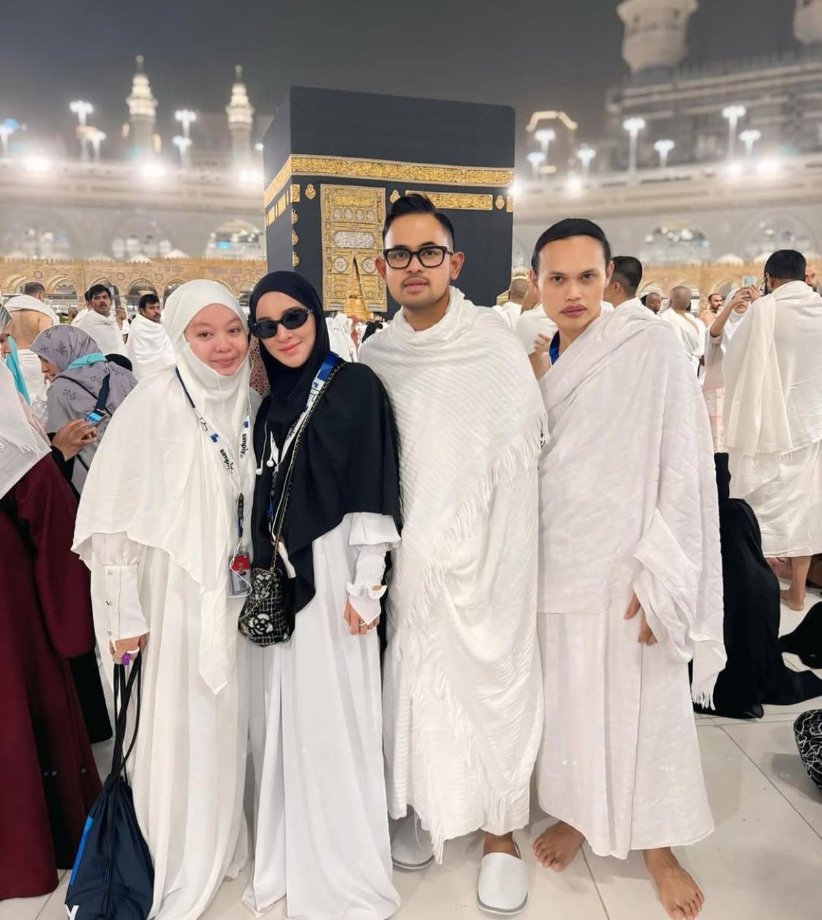 Penampilan Baru Wanda Hara Saat Umroh, Netizen Terharu dengan Doa Tulusnya