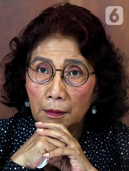 Pemilik Susi Air Susi Pudjiastuti menyampaikan keterangan terkait pembakaran pesawat dan penyanderaan Pilot Capt Philip Mark Mehrtens di Jakarta, Rabu (1/3/2023). Susi Pudjiastuti meminta maaf atas kejadian pembakaran dan penyanderaan pilot Susi Air yang berdampak kepada terhentinya 40 persen operasional penerbangan di Papua dan berharap kelompok penyanderaan bisa membebaskan pilot tersebut. (Liputan6.com/Herman Zakharia)