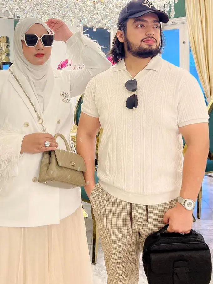 8 Gaya Tasyi Athasyia dan Suami yang Kerap Tampil Kompak dengan Busana Matching