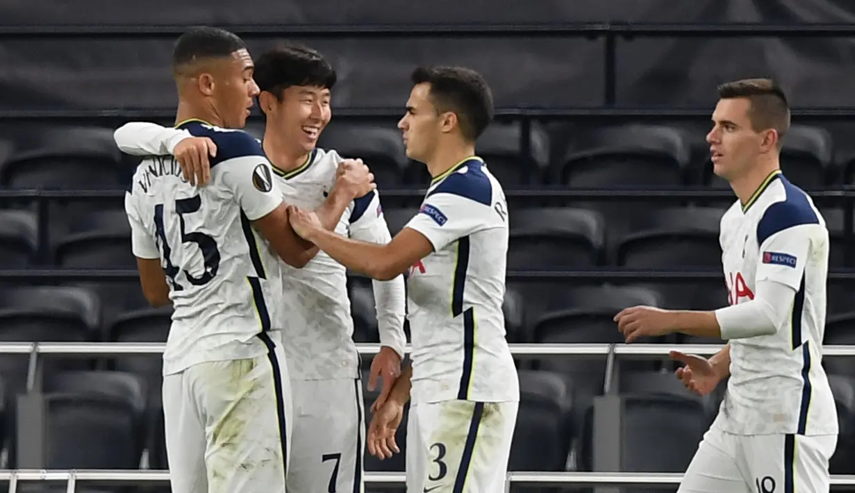 Striker Tottenham, Son Heung-Min, merayakan gol yang dicetaknya ke gawang LASK pada laga Grup J Liga Europa 2020/2021 di Tottenham Hotspurs Stadium, Jumat (23/10/2020) dini hari WIB. Tottenham menang telak 3-0 atas LASK. (AFP/Daniel Leal-Olivas)