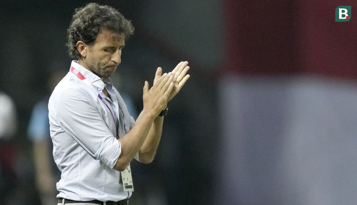Pelatih Indonesia, Luis Milla, saat pertandingan melawan Laos pada laga Asian Games di Stadion Patriot, Jawa Barat, Jumat (17/8/2018). (Bola.com/Peksi Cahyo)